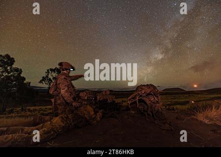 Hawaï, États-Unis. 9 novembre 2023. SPCS de l'armée. Collin Hall et Areg Safari se préparent pour une attaque simulée pendant l'entraînement à la zone d'entraînement de Pohakuloa, Hawaï, en novembre. 9, 2023. (Image de crédit : © U.S. Navy/ZUMA Press Wire) USAGE ÉDITORIAL SEULEMENT! Non destiné à UN USAGE commercial ! Banque D'Images