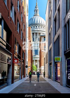 Cathédrale St.Pauls à travers d'autres bâtiments Londres Royaume-Uni Banque D'Images