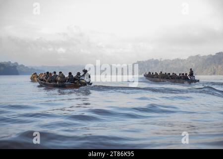 12 novembre 2023 - Oiapoque, AmapÃ, Brésil - des soldats américains et brésiliens se déplacent vers le sud le long de la rivière Oyapock au cours de l'exercice Southern Vanguard 24 à Oiapoque, Brésil, en novembre. 12, 2023. Southern Vanguard est un exercice annuel aux niveaux opérationnel et tactique visant à accroître l'interopérabilité entre les forces américaines et de l'hémisphère occidental, en l'occurrence le Brésil. (Image de crédit : © U.S. Army/ZUMA Press Wire) USAGE ÉDITORIAL SEULEMENT! Non destiné à UN USAGE commercial ! Banque D'Images