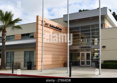 TUSTIN, CALIFORNIE - 18 NOVEMBRE 2023 : le centre de soins aux animaux OC sur Victory Rd, Tustin, fournit un abri temporaire et des soins médicaux pour les anim perdus et errants Banque D'Images