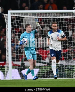 LONDRES, ANGLETERRE - novembre 17 : Jordan Pickford d'Angleterre, Harry Kane d'Angleterre lors du match de qualification européen de l'UEFA EURO 2024 entre l'Angleterre an Banque D'Images
