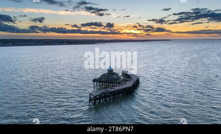 Une vue aérienne au coucher du soleil de la tête de pierre abandonnée au large de la côte de Herne Bay qui a été laissée isolée après une tempête en janvier 1978. Banque D'Images