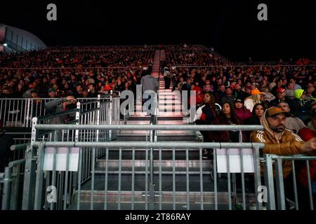 Las Vegas, États-Unis. 18 novembre 2023. Les fans regardent les qualifications pour le Grand Prix de Formule 1 de Las Vegas au Las Vegas Strip circuit à Las Vegas le samedi 18 novembre 2023. Photo de Greg Nash/UPI crédit : UPI/Alamy Live News Banque D'Images