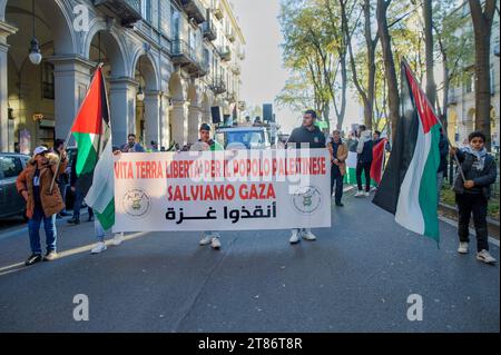 Turin, Italie. 18 novembre 2023. Vie, terre, liberté pour le peuple palestinien. Sauvons Gaza'' est le slogan de l'Association palestinienne italienne affiché sur la bannière à la tête de la marche organisée par la communauté palestinienne de Turin, à laquelle ont participé plusieurs centaines de personnes. (Image de crédit : © Marcello Valeri/ZUMA Press Wire) USAGE ÉDITORIAL SEULEMENT! Non destiné à UN USAGE commercial ! Banque D'Images