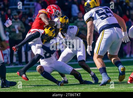 College Park, États-Unis. 18 novembre 2023. COLLEGE PARK, MD - NOVEMBRE 18 : le défensif des Michigan Wolverines Josh Wallace (12 ans) frappe le quarterback des Maryland Terrapins Taulia Tagovailoa (3 ans) provoquant un fumble lors d'un match de football Big Ten entre les Maryland Terrapins et les Michigan Wolverines, le 18 novembre 2023, au SECU Field, à College Park, Maryland. (Photo de Tony Quinn/SipaUSA) crédit : SIPA USA/Alamy Live News Banque D'Images