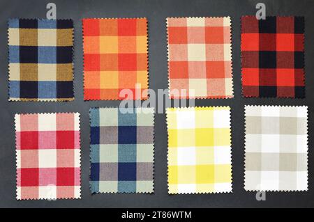 Échantillons de motif de tissu à carreaux sur fond noir Banque D'Images