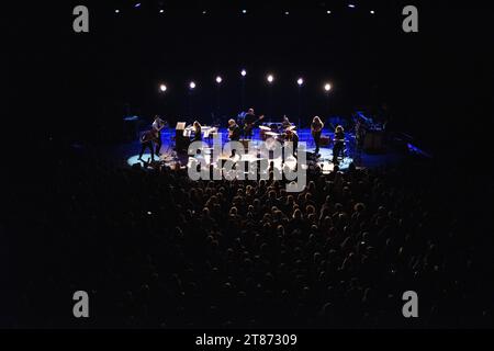 Le chanteur et auteur irlandais Glen Hansard, se produisant avec son groupe au Verti Music Hall de Berlin, en Allemagne. Banque D'Images