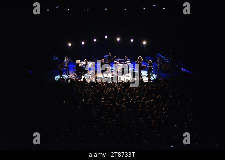 Le chanteur et auteur irlandais Glen Hansard, se produisant avec son groupe au Verti Music Hall de Berlin, en Allemagne. Banque D'Images