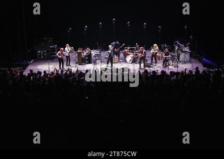 Le chanteur et auteur irlandais Glen Hansard, se produisant avec son groupe au Verti Music Hall de Berlin, en Allemagne. Banque D'Images