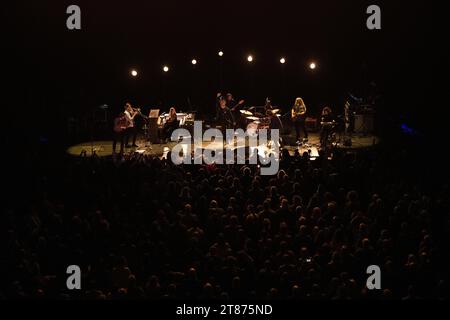 Le chanteur et auteur irlandais Glen Hansard, se produisant avec son groupe au Verti Music Hall de Berlin, en Allemagne. Banque D'Images