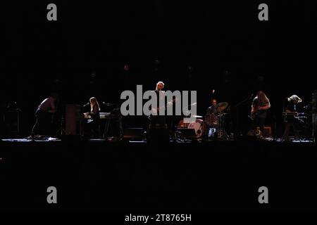 Le chanteur et auteur irlandais Glen Hansard, se produisant avec son groupe au Verti Music Hall de Berlin, en Allemagne. Banque D'Images