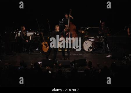 Le chanteur et auteur irlandais Glen Hansard, se produisant avec son groupe au Verti Music Hall de Berlin, en Allemagne. Banque D'Images