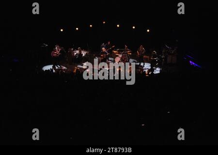 Le chanteur et auteur irlandais Glen Hansard, se produisant avec son groupe au Verti Music Hall de Berlin, en Allemagne. Banque D'Images