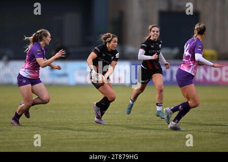 Sydney Gregson de Saracens Women avec le ballon lors du match des femmes Allianz Premier 15s entre Saracens Women et Loughborough Lightining au StoneX Stadium, Londres, Angleterre le 18 novembre 2023. Photo de Phil Hutchinson. Usage éditorial uniquement, licence requise pour un usage commercial. Aucune utilisation dans les Paris, les jeux ou les publications d'un seul club/ligue/joueur. Crédit : UK Sports pics Ltd/Alamy Live News Banque D'Images