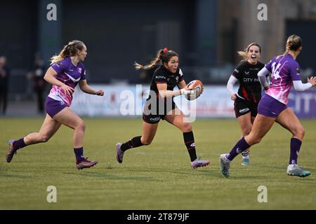 Sydney Gregson de Saracens Women avec le ballon lors du match des femmes Allianz Premier 15s entre Saracens Women et Loughborough Lightining au StoneX Stadium, Londres, Angleterre le 18 novembre 2023. Photo de Phil Hutchinson. Usage éditorial uniquement, licence requise pour un usage commercial. Aucune utilisation dans les Paris, les jeux ou les publications d'un seul club/ligue/joueur. Crédit : UK Sports pics Ltd/Alamy Live News Banque D'Images