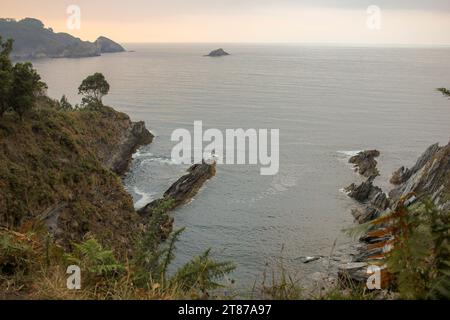 Vue sur la mer depuis Cova da Doncella à Viveiro, Espagne Banque D'Images