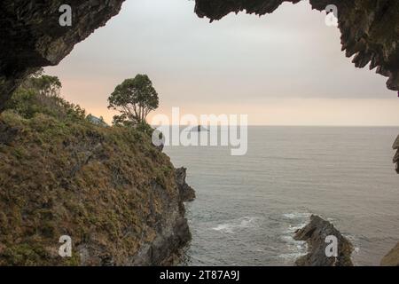 Une vue sur la mer Cantabrique depuis une grotte Banque D'Images