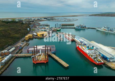 Portland, Dorset, Royaume-Uni. 18 novembre 2023. Vue générale depuis les airs de la barge Bibby Stockholm pour demandeurs d'asile au port de Portland près de Weymouth dans le Dorset. Crédit photo : Graham Hunt/Alamy Live News Banque D'Images