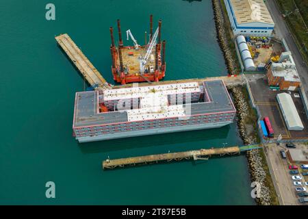 Portland, Dorset, Royaume-Uni. 18 novembre 2023. Vue générale depuis les airs de la barge Bibby Stockholm pour demandeurs d'asile au port de Portland près de Weymouth dans le Dorset. Crédit photo : Graham Hunt/Alamy Live News Banque D'Images