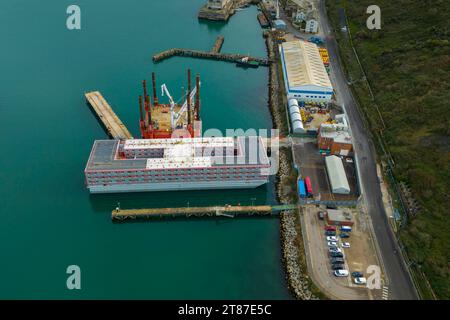 Portland, Dorset, Royaume-Uni. 18 novembre 2023. Vue générale depuis les airs de la barge Bibby Stockholm pour demandeurs d'asile au port de Portland près de Weymouth dans le Dorset. Crédit photo : Graham Hunt/Alamy Live News Banque D'Images