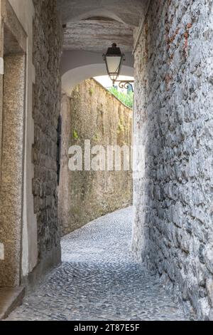 Bellagio Italie petite rue latérale Salita Plinio sur une journée ensoleillée Banque D'Images