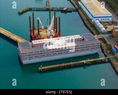 Portland, Dorset, Royaume-Uni. 18 novembre 2023. Vue générale depuis les airs de la barge Bibby Stockholm pour demandeurs d'asile au port de Portland près de Weymouth dans le Dorset. Crédit photo : Graham Hunt/Alamy Live News Banque D'Images