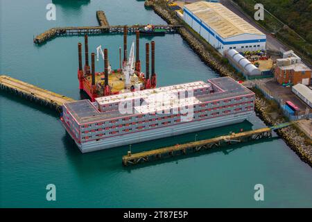 Portland, Dorset, Royaume-Uni. 18 novembre 2023. Vue générale depuis les airs de la barge Bibby Stockholm pour demandeurs d'asile au port de Portland près de Weymouth dans le Dorset. Crédit photo : Graham Hunt/Alamy Live News Banque D'Images