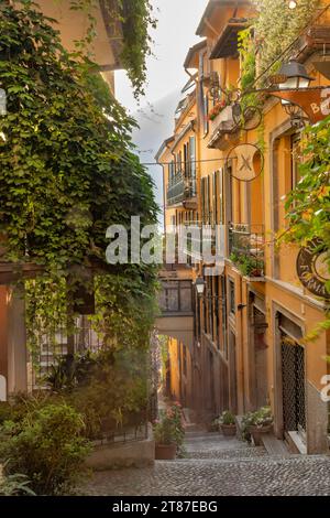 Bellagio Italie petite rue latérale Salita Plinio sur une journée ensoleillée Banque D'Images