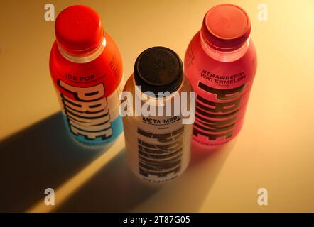 Une prise de vue en grand angle de plusieurs bouteilles colorées de la boisson hydratante « PRIME » sur un bureau blanc. Banque D'Images