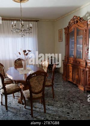 Charmante belle salle à manger avec des meubles en bois dans un appartement dans la ville de Montefiascone, région du Latium, Italie Banque D'Images