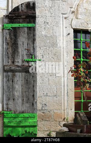 051 vantail de porte, grille de fenêtre, Dollma Tekke ou Hajji Mustafa Baba Tekke, sanctuaire soufi appartenant à l'ordre islamique Bektashi. Kruje-Albanie. Banque D'Images