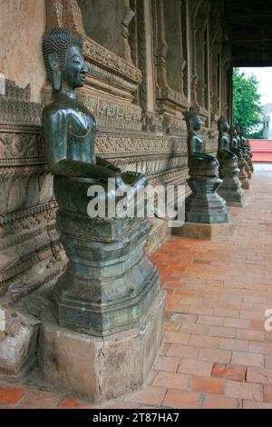 Statues de Bouddha assis à Haw Phra Kaew à Vientiane, la capitale du Laos. Banque D'Images