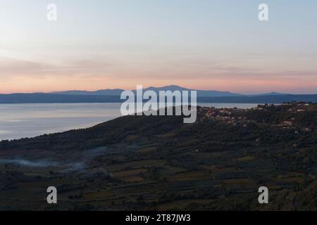 Village sur une colline avec le lac Bolsena derrière au coucher du soleil d'automne dans la ville de Montefiascone, région du Latium, Italie. Novembre 2023 Banque D'Images