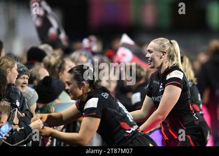 Brvony Field et Rosie Galligan de Saracens Women avec des supporters après le match des femmes Allianz Premier 15s entre Saracens Women et Loughborough Lightining au StoneX Stadium, Londres, Angleterre le 18 novembre 2023. Photo de Phil Hutchinson. Usage éditorial uniquement, licence requise pour un usage commercial. Aucune utilisation dans les Paris, les jeux ou les publications d'un seul club/ligue/joueur. Crédit : UK Sports pics Ltd/Alamy Live News Banque D'Images