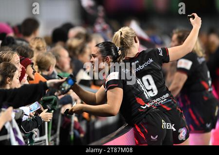 Brvony Field et Rosie Galligan de Saracens Women avec des supporters après le match des femmes Allianz Premier 15s entre Saracens Women et Loughborough Lightining au StoneX Stadium, Londres, Angleterre le 18 novembre 2023. Photo de Phil Hutchinson. Usage éditorial uniquement, licence requise pour un usage commercial. Aucune utilisation dans les Paris, les jeux ou les publications d'un seul club/ligue/joueur. Crédit : UK Sports pics Ltd/Alamy Live News Banque D'Images