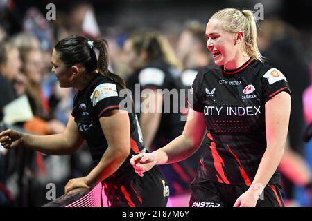 Brvony Field et Rosie Galligan de Saracens Women avec des supporters après le match des femmes Allianz Premier 15s entre Saracens Women et Loughborough Lightining au StoneX Stadium, Londres, Angleterre le 18 novembre 2023. Photo de Phil Hutchinson. Usage éditorial uniquement, licence requise pour un usage commercial. Aucune utilisation dans les Paris, les jeux ou les publications d'un seul club/ligue/joueur. Crédit : UK Sports pics Ltd/Alamy Live News Banque D'Images