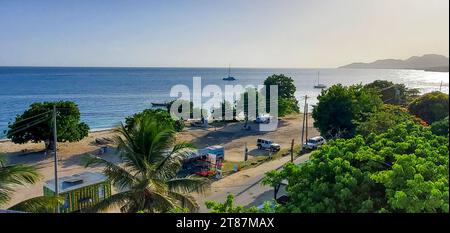 Vue sur la plage depuis le balcon de la chambre d'hôtel sur Vieques, une île au large de San Juan, Porto Rico. Banque D'Images