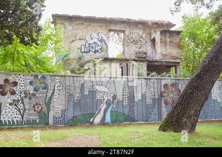 Des graffitis peints le long de l'ancienne tour de sniper à l'ouest de Mostar, en Bosnie-Herzégovine Banque D'Images