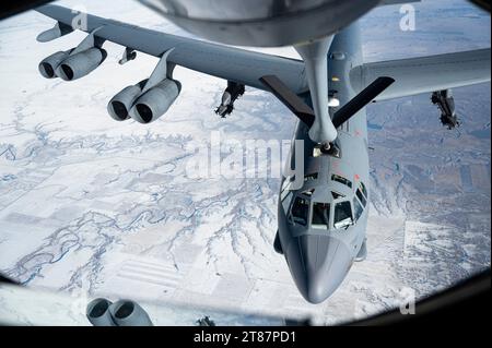 Un Stratotanker KC-135 fait le plein d'un Stratofortress B-52 au-dessus de la région du Nord-Ouest Pacifique des États-Unis au cours de l'exercice Titan Fury 24-1, le 17 novembre 2023. Titan Fury est un exercice de force totale récurrent qui garantit que les aviateurs de Fairchild sont entraînés et prêts à fournir une mobilité mondiale rapide à un moment donné à l’appui de la dissuasion stratégique et de la Stratégie de défense nationale. Au cours de l’exercice, les aviateurs ont démontré comment diverses activités de soutien contribuent à générer et à mobiliser des KC-135, notamment la sécurité, l’entretien, les services, les opérations de carburant et autres. Pendant des décennies, le KC-135 a b Banque D'Images