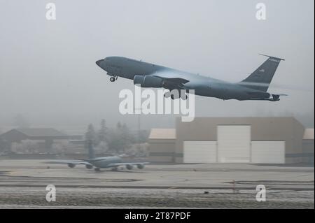 Un KC-135 Stratotanker décolle de la ligne de vol au cours de l'exercice Titan Fury 24-1 à la Fairchild Air Force base, Washington, le 17 novembre 2023. Titan Fury est un exercice de force totale récurrent qui garantit que les aviateurs de Fairchild sont entraînés et prêts à fournir une mobilité mondiale rapide à un moment donné à l’appui de la dissuasion stratégique et de la Stratégie de défense nationale. Au cours de l’exercice, les aviateurs ont démontré comment diverses activités de soutien contribuent à générer et à mobiliser des KC-135, notamment la sécurité, l’entretien, les services, les opérations de carburant et autres. Pendant des décennies, le KC-135 a été le backbon Banque D'Images