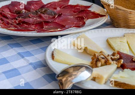 Table avec des tapas espagnoles typiques de Castilla y Leon, avec du fromage et de la charcuterie Leon (cecina) Banque D'Images