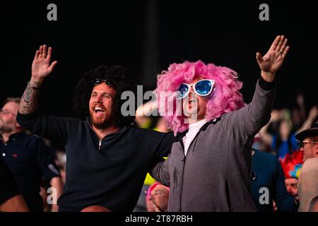 WV Active, Aldersley, Wolverhampton, Royaume-Uni. 18 novembre 2023. 2023 PDC Grand Chelem of Darts, jour 8 ; les fans apprécient le divertissement crédit : action plus Sports/Alamy Live News Banque D'Images