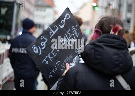 Augsbourg, Allemagne. 18 novembre 2023. Libérez la Palestine du signe de culpabilité allemand. Des centaines de personnes se sont rassemblées à Augsbourg, en Allemagne, le 18 novembre 2023 pour manifester leur solidarité avec Gaza, en Palestine. Ils ont appelé à un cessez-le-feu. Certains discours critiquaient à la fois les attaques terroristes du Hamas et les contre-attaques. (Photo Alexander Pohl/Sipa USA) crédit : SIPA USA/Alamy Live News Banque D'Images