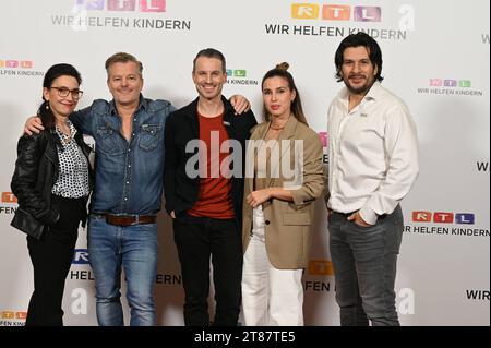 Schauspieler Tatjana Clasing, Andre Dietz, Marc Dumitru, Alexandra Fonsatti und Francisco Medina, l-r, nehmen am 28. RTL Spendenmarathon wir helfen Kindern 2023 teil *** les acteurs Tatjana Clasing, Andre Dietz, Marc Dumitru, Alexandra Fonsatti et Francisco Medina, l r, participent au téléthon RTL wir helfen Kindern 2023 28 crédit : Imago/Alamy Live News Banque D'Images