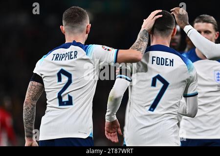 LONDRES, ANGLETERRE - 17 novembre : Kieran Trippier et Phil Foden d'Angleterre célèbrent le premier but de l'équipe lors des qualifications européennes de l'UEFA EURO 2024 Banque D'Images