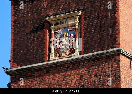 L'horloge sur le côté de l'hôtel de ville néo-gothique ou Ratusz sur la place du marché de Wroclaw, photo Kazimierz Jurewicz Banque D'Images