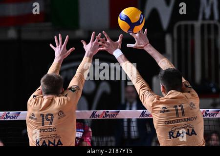 Padoue, Italie. 18 novembre 2023. Bloc du milieu pendant Pallavolo Padova vs Rana Verona, Volleyball Italian Serie A Men Superleague Match à Padoue, Italie, novembre 18 2023 crédit : Agence de photo indépendante/Alamy Live News Banque D'Images