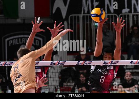 Padoue, Italie. 18 novembre 2023. Spike of ROK Mozic ( Rana Verona ) lors de Pallavolo Padova vs Rana Verona, Volleyball Italian Serie A Men Superleague Match à Padoue, Italie, novembre 18 2023 crédit : Independent photo Agency/Alamy Live News Banque D'Images