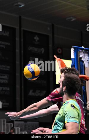 Padoue, Italie. 18 novembre 2023. Bagher de Davide Gardini ( Pallavolo Padova ) lors de Pallavolo Padova vs Rana Verona, Volleyball Italian Serie A Men Superleague Match à Padoue, Italie, novembre 18 2023 Credit : Independent photo Agency/Alamy Live News Banque D'Images