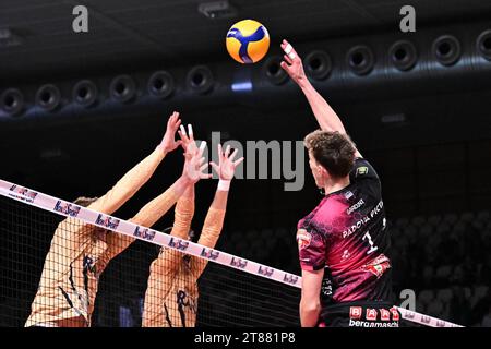 Padoue, Italie. 18 novembre 2023. Spike of Davide Gardini ( Pallavolo Padova ) lors de Pallavolo Padova vs Rana Verona, Volleyball Italian Serie A Men Superleague Match à Padoue, Italie, novembre 18 2023 Credit : Independent photo Agency/Alamy Live News Banque D'Images